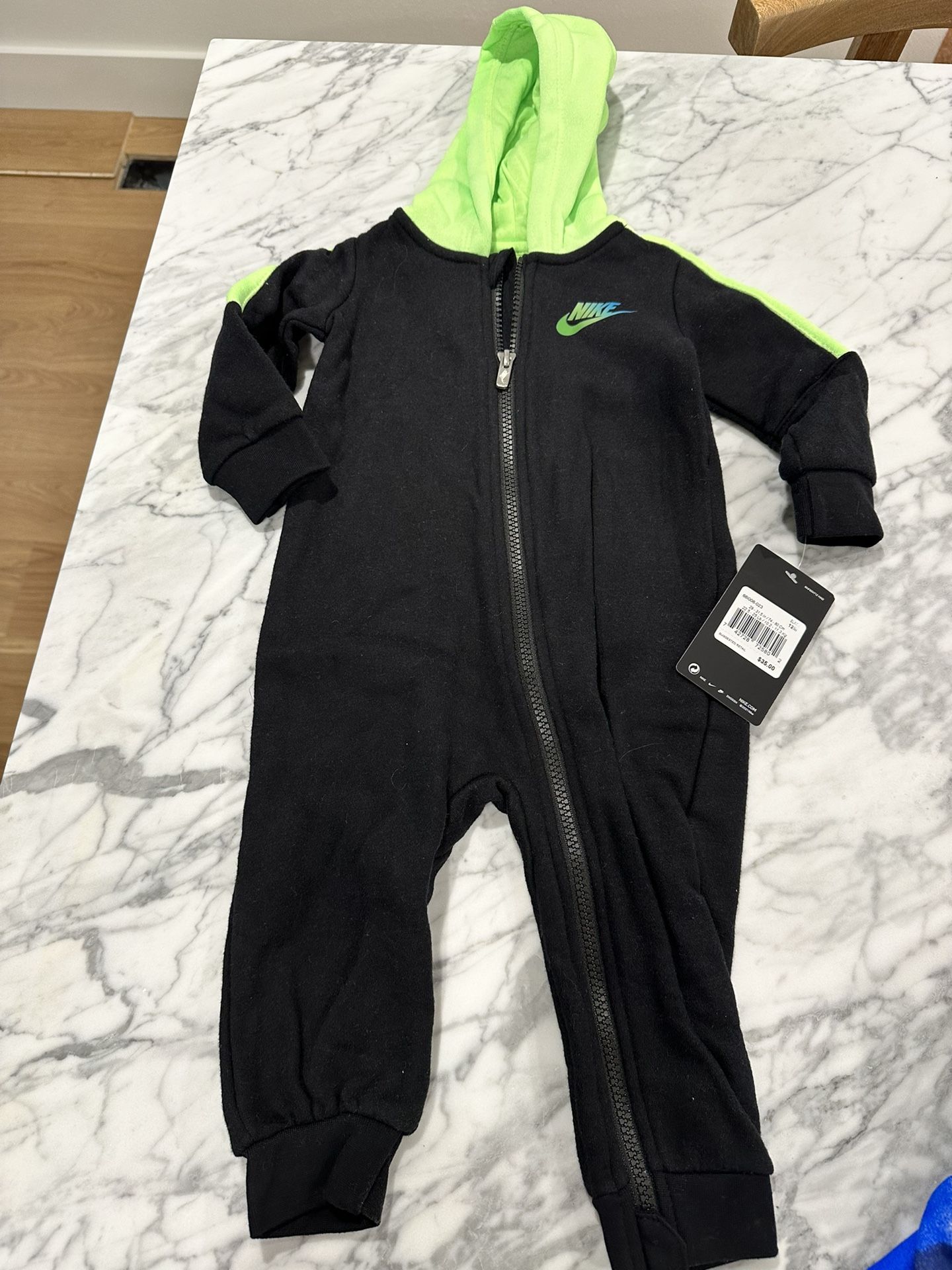 NWT Baby Nike Hooded Outfit Size 12 months Smoke free home
