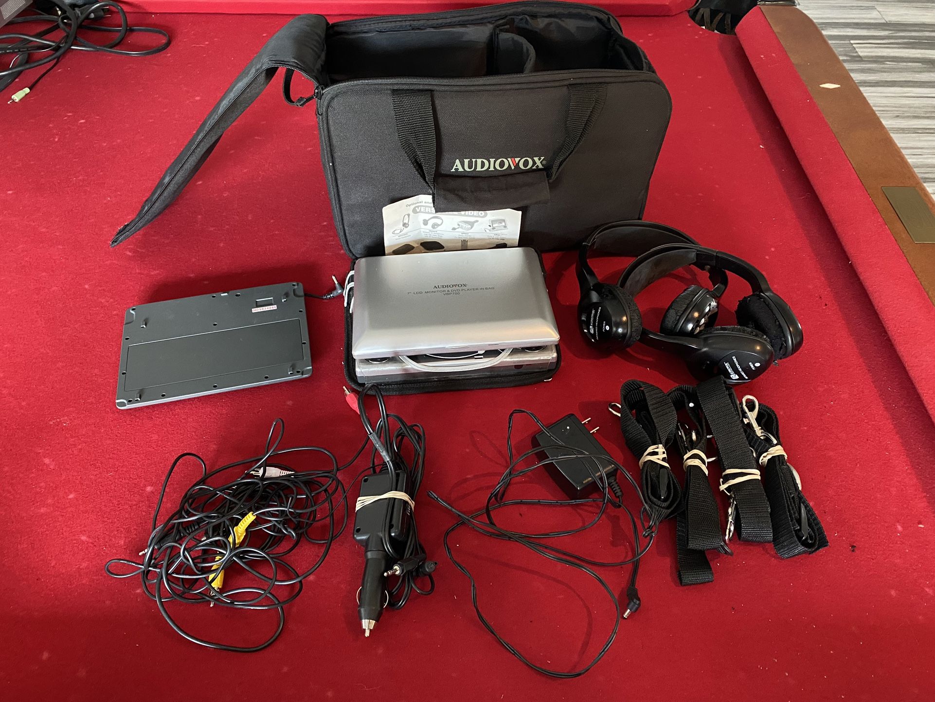 Audiovox 7 LCD Monitor & DVD Player In Bag VBP700, DVD player portatil Audiovox