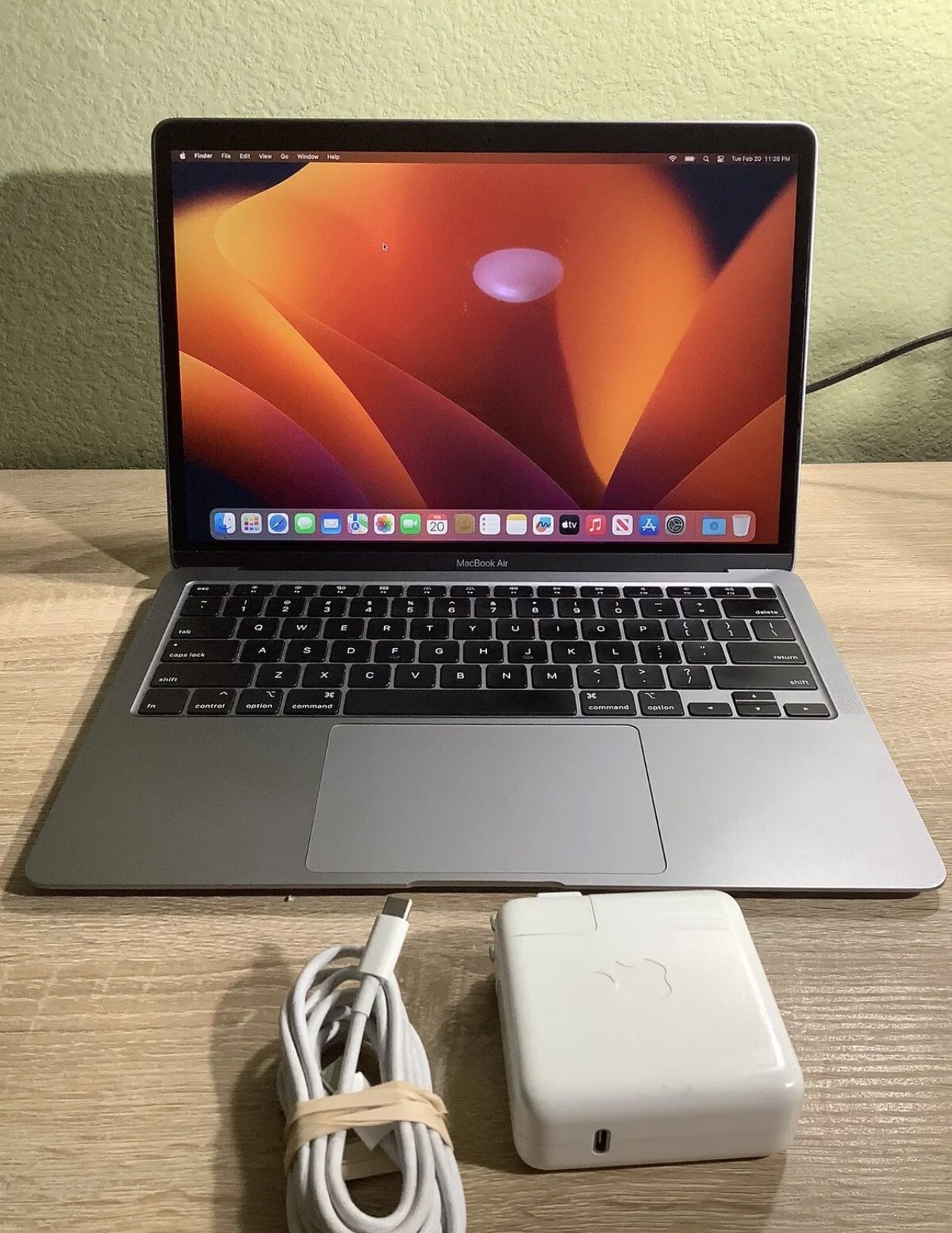 2020 Apple MacBook Air I5 (16Gigs/256Gb) 