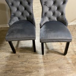 vendo  set  4 sillas de terciopelo nuevas $350  set 4 manteles $30   14 piesas  agarraderas  para los cajones $20  reloj$7