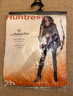 Hunter Lady/Huntress Halloween Costume with hooded cape plus toy bow and arrow Size S