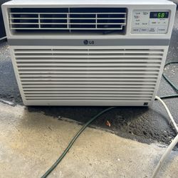 LG 10,000 btu air conditioner  Works great 