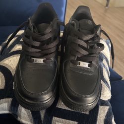 black Nike Air Forces Size 7