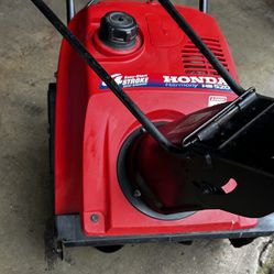 Honda snowblower four stroke engine with electric start