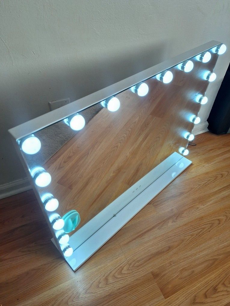 HOLLYWOOD-STYLE MAKEUP MIRROR WITH LED LIGHTS