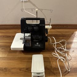 Husqvarna Huskylock 440 Serger Sewing Machine