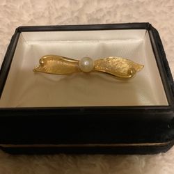 Vintage Gold Bow With Pearl Pendant 