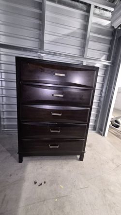 Dresser with 5 drawers