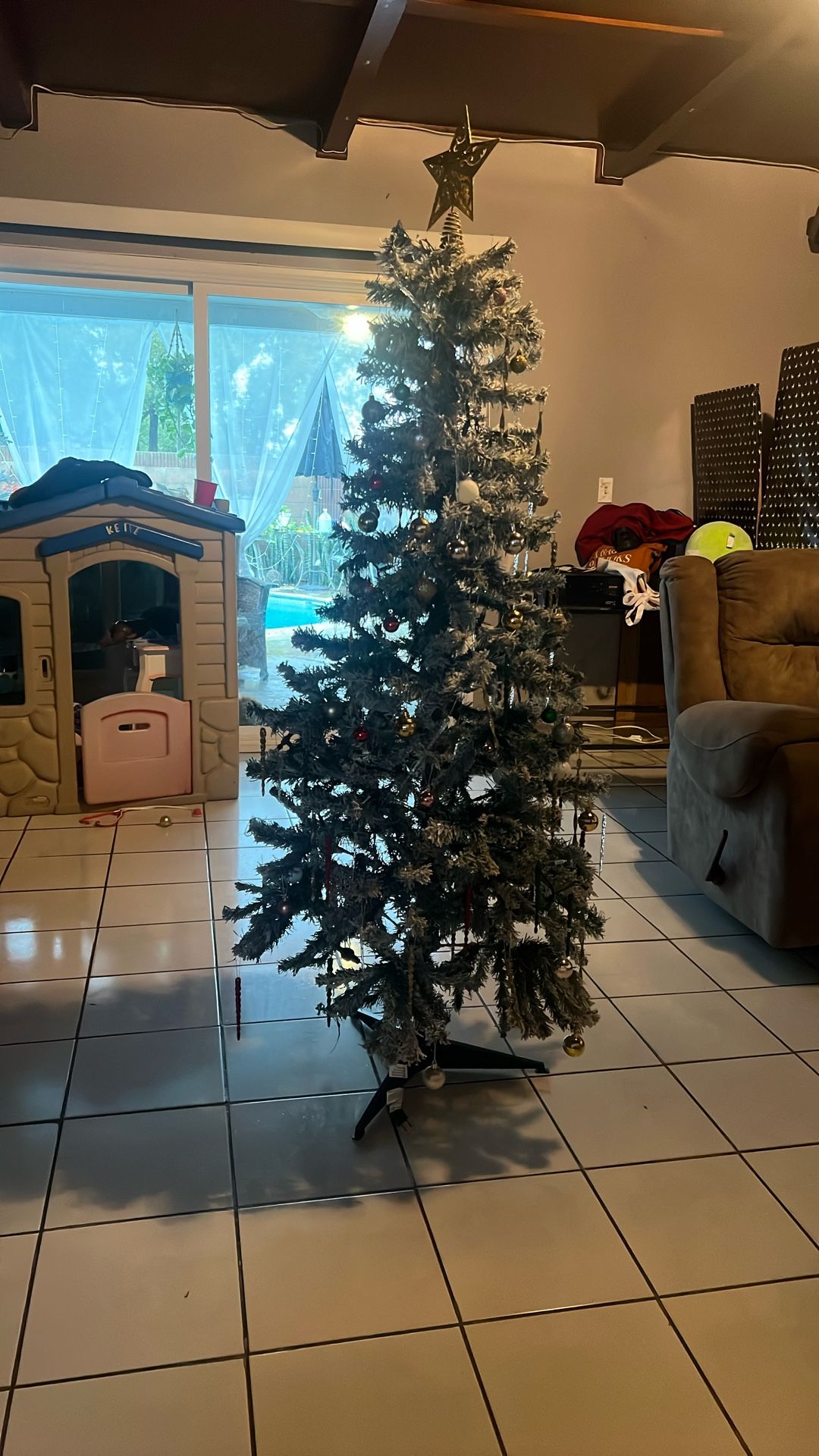 Rolling Carismas Tree Stand Artificial 5/5 Ft