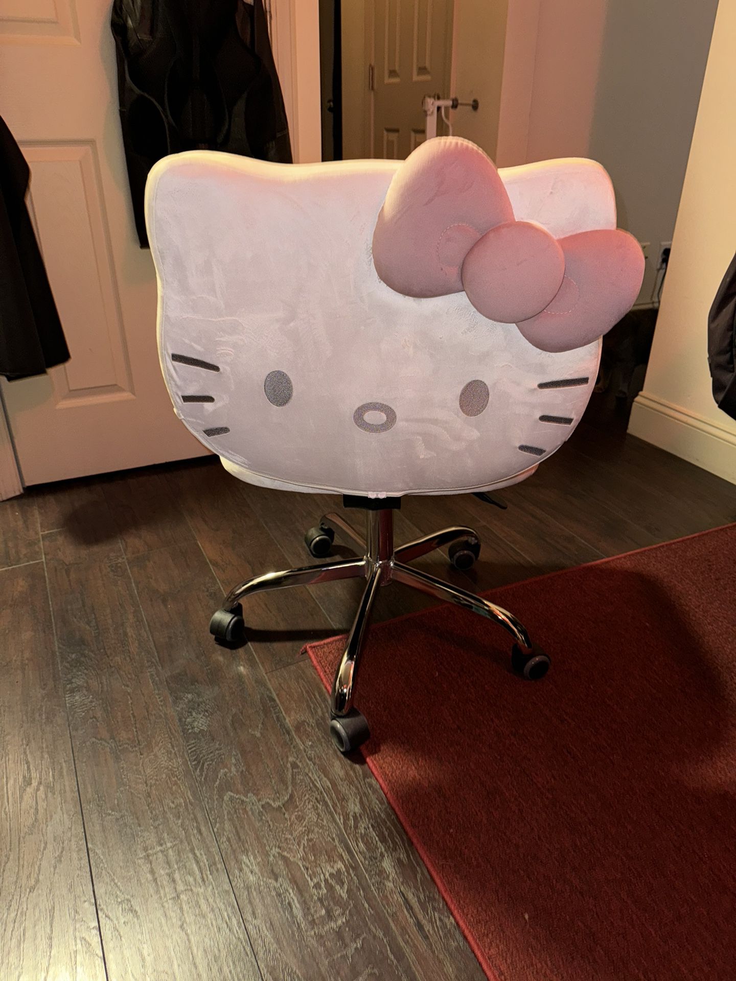 TikTok viral Hello Kitty chair - Brand new