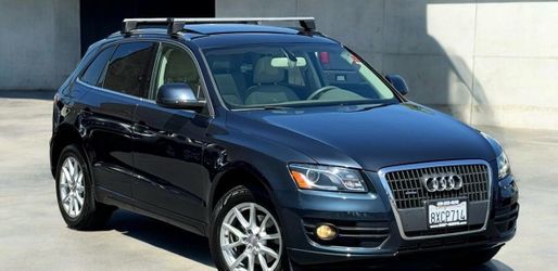 Audi Q5 SUV with Roof Rack