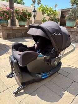 NUNA CARSEAT & BASE