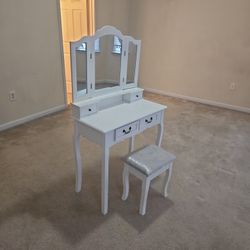 Vanity Dresser With Chair 