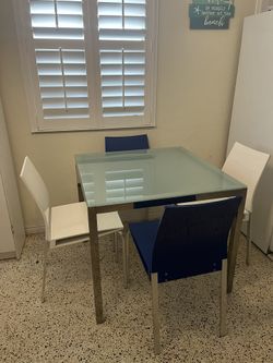 Mid Century Modern Table And Chairs