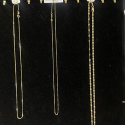 Gold necklaces / Cadenas de oro