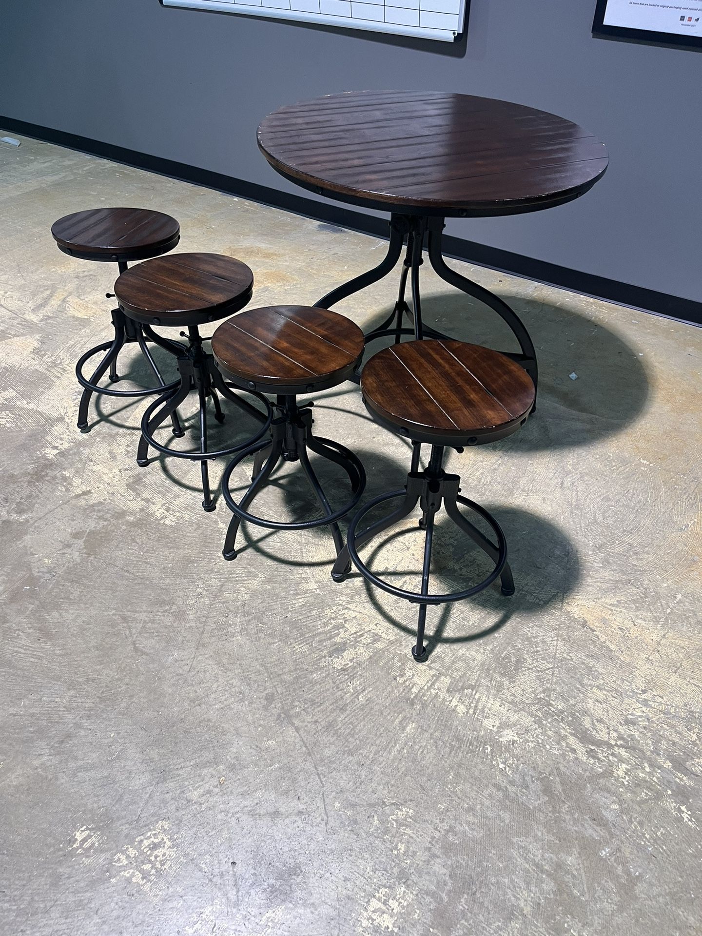 Table With Bar Stools 