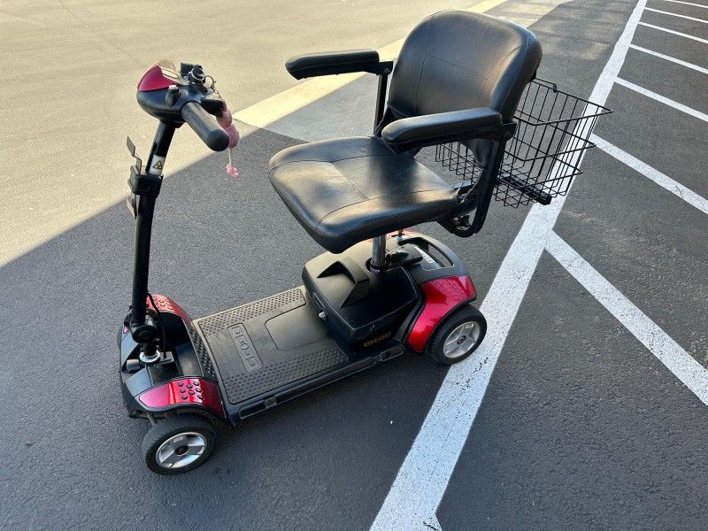 Adult 4 wheel scooter with charger/carro de 4 llantas para adults con cargador