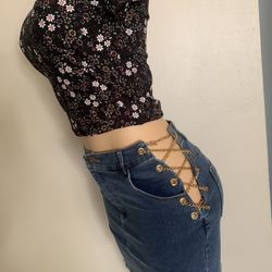 DENIM SKIRT WITH CHAIN ​​RIBBON ON THE SIDES THAT ADJUSTS