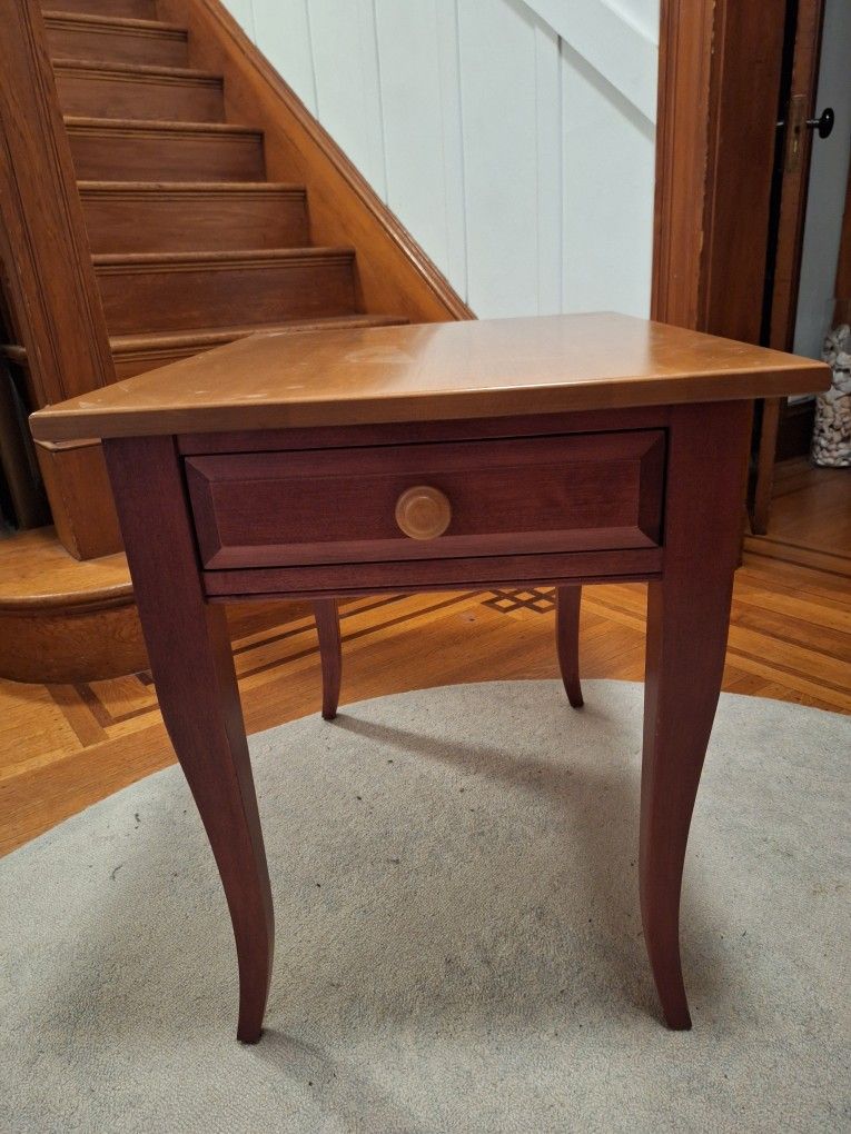 Ethan Allen Country Colors End Table, Item #14-8403