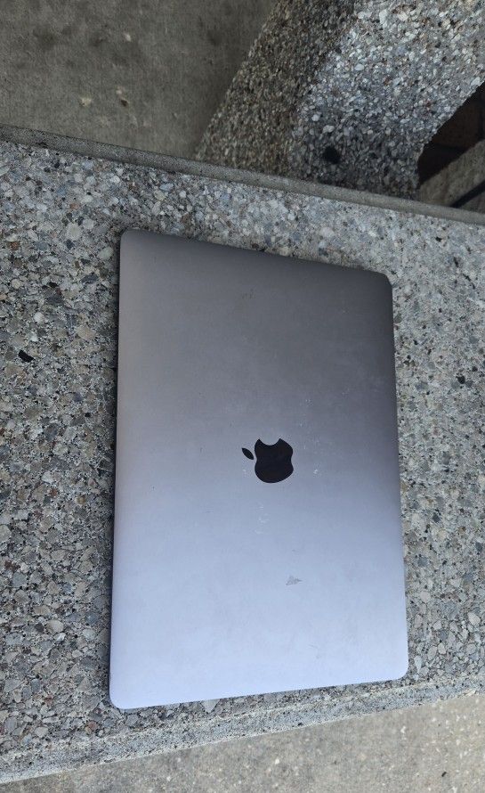 Apple MacBook Pro Laptop(touchbar)