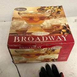 Gibson 27 Pc Punch Bowl Set. Serves 12