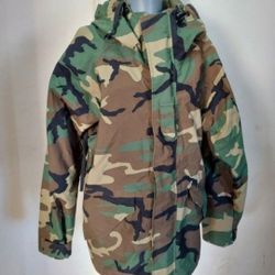 MILITARY PARKA COLD WEATHER CAMOUFLAGE  SIZE MEDIUN RG.