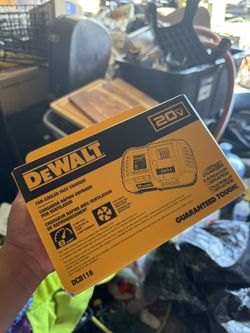 DEWALT FAN-COOLED FAST CHARGER
