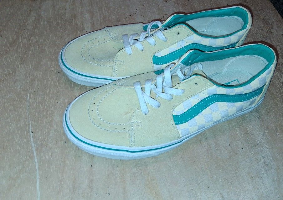 vans size 10.5 shoes 40 dollar each pair cada una pare
