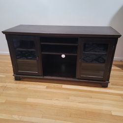 NICE TV STAND BROWN  ALL SOLID WOOD  WITH BOTTOM  SHELFS   DOORS OPEN A AND CLOSE