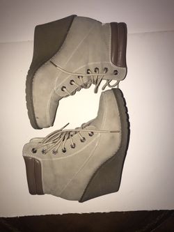 Woman’s wedge lace up bootie size 40