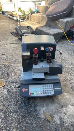 Key cutting machine
