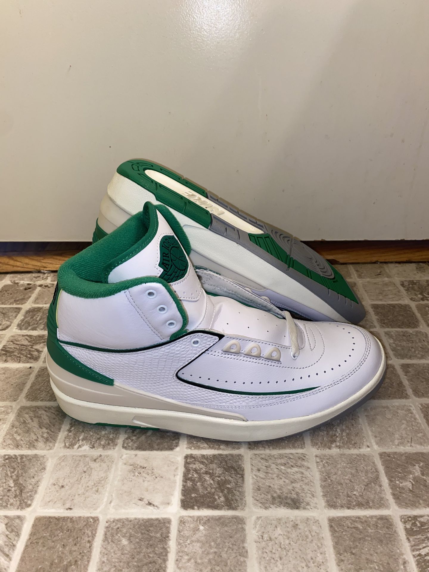 Sz 9.5M Air Jordan 2 Retro “Lucky Green”