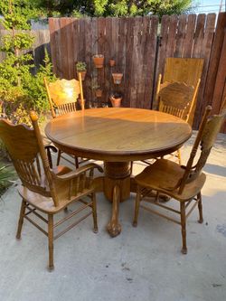 Round Oak Dining Table & 4 chairs