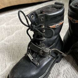 HARLEY- DAVIDSON STYLE NO. 29780  LEATHER UPPER  BALANCE MAN MADE MATERIAL  MADE IN CHINA  CODESW9601  07/97  HARLEY-DAVIDSON  1WOMENS 6 .5  BOYS.    