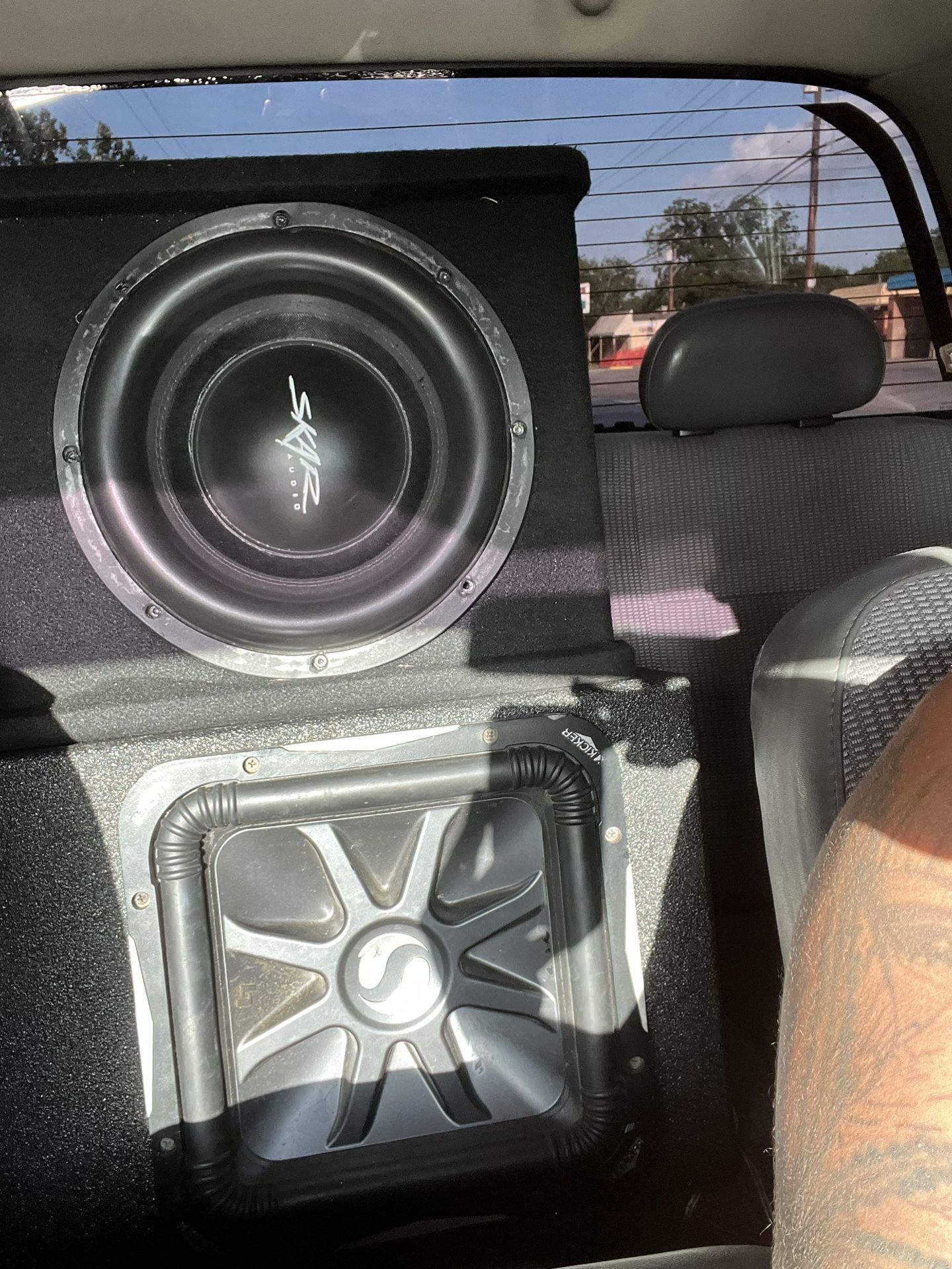 2 12” Speaker And 3000 Watt Amp