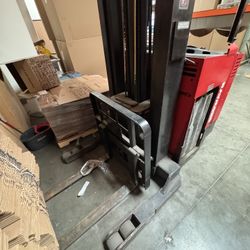 Standing Forklift (NEED GONE)
