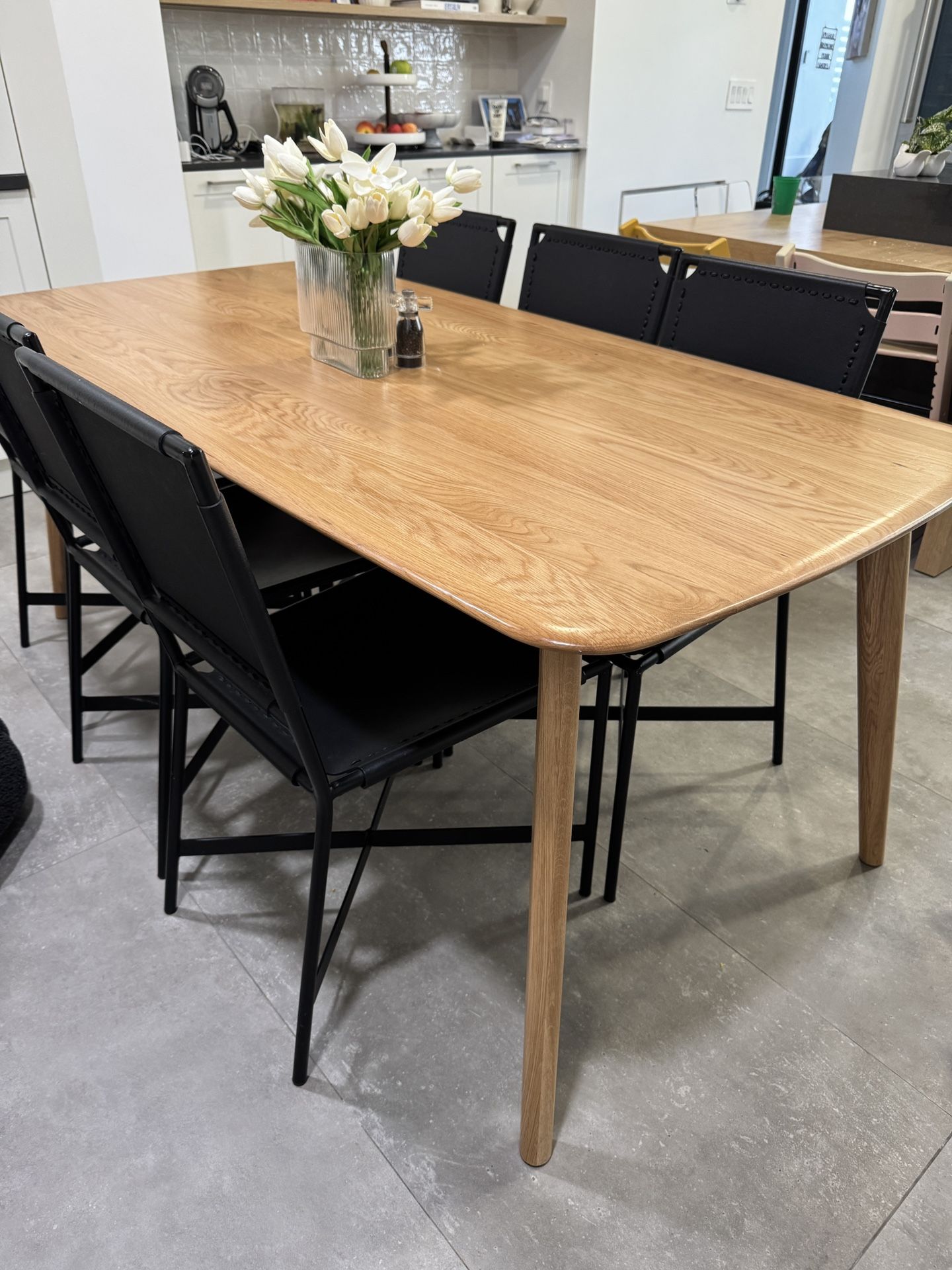 Castlery dining Table
