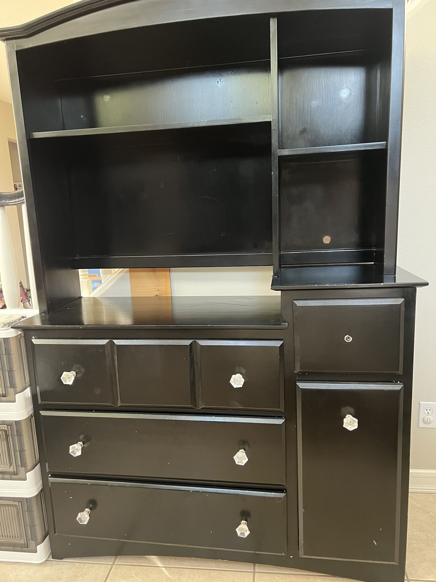 Dresser & Hutch
