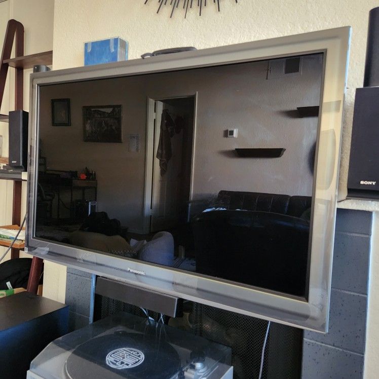 42" LCD TV + SONY BluRay Home Theater