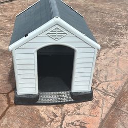Hard Plastic Dog House, Indoor Or Outdoor For A Small Large Medium Dog Excellent Condition Location Reedley