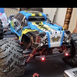 Brand new N Sealed  Extremely Big LAEGENDARY 1:10 Scale 4x4 Off-Road BEST MONSTER TRUCK IN TOWN!!!!!