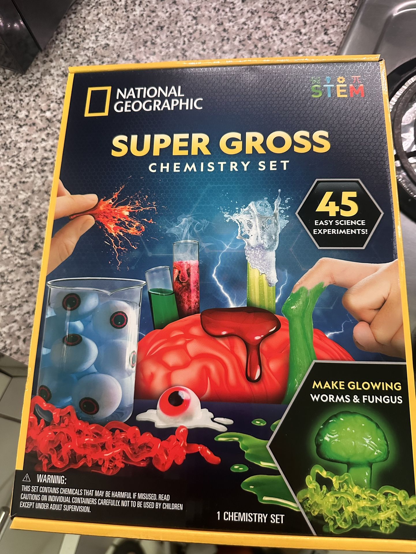NATIONAL GEOGRAPHIC Gross Science Kit - 45 Gross Science Experiments- Dissect a Brain, Make Slime, Creepy STEM Project Gifts for Boys and Girls, Hallo
