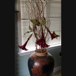 Beautiful floor Urn/Vase w/arrangement