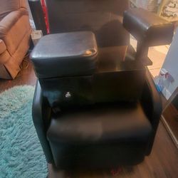 Recliner Chair With Rolling Stool. 
