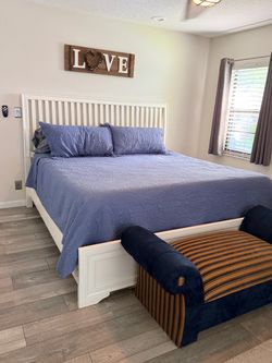 King bed frame with CASPER Element mattress