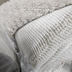 20 X 12 WHITE BERBER CARPET 