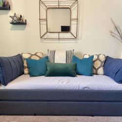 Stylish & Versatile Daybed – Perfect for Guest Room or Office