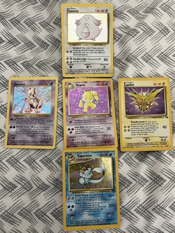 5 Pokémon Cards.