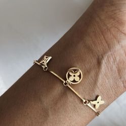 Dainty flower bracelet
