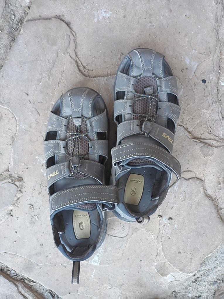 Men's Teva Size 9